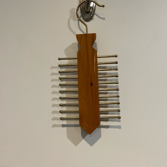 Cedar Tie Shaped Tie Rack - Holds Up To 20 Ties - Picture 4 of 5